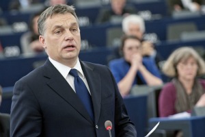 Viktor Orbán convainc les eurodéputés de droite